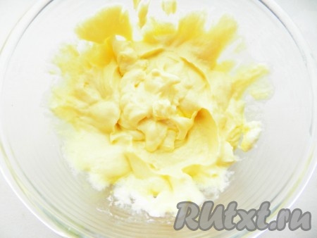 Для приготовления творожной начинки растереть творог с сахаром и яйцами вилкой до однородности.