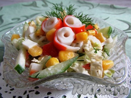 С кукурузы слить сок. Соединить огурцы, яйца, крабовые палочки, укроп, пекинскую капусту, кукурузу, добавить майонез, перемешать, если нужно, посолить и поперчить, охладить 15-20 минут и подать яркий, вкусный, сочный салат "Мозаика" на стол.