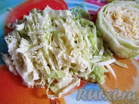 Капусту тонко нашинковать.