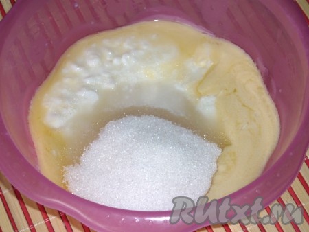 Вылить в растопленное масло кефир, добавить сахар, соду, соль,
