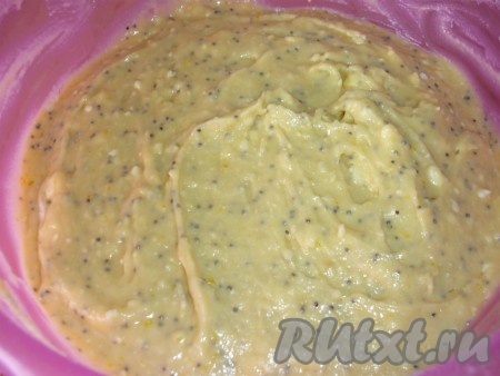 Всыпать мак, муку и вымесить тесто.
