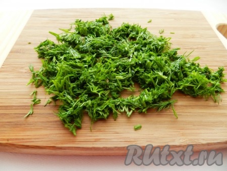 Мелко нарезать укроп.