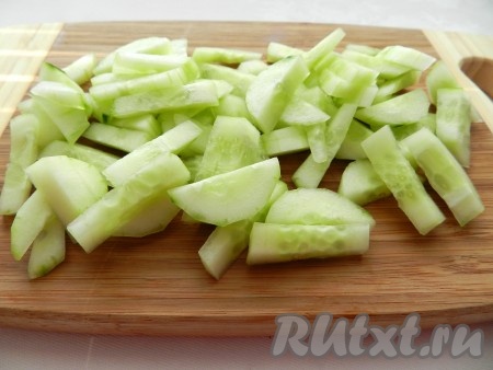 Нарезать огурцы соломкой.
