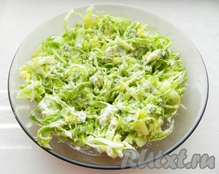 Капусту с огурцами аккуратно перемешать с заправкой с сыром фета. Солить салат не нужно, так как сыр фета достаточно солёный. По вкусу можно добавить немного чёрного молотого перца.
