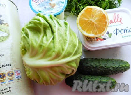 Ингредиенты для приготовления капустного салата с заправкой с сыром фета.