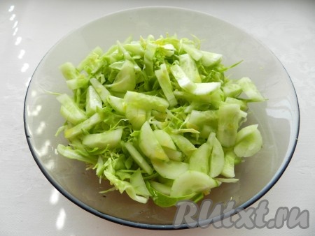 Соединить капусту и огурцы, полить оливковым маслом и лимонным соком, перемешать.