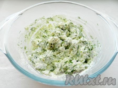 Сыр фета размять, соединить со сметаной, выдавить зубчик чеснока, добавить укроп, перемешать и заправка для салата готова.
