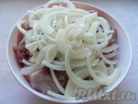 Нарезать крупно лук и добавить его к мясу.