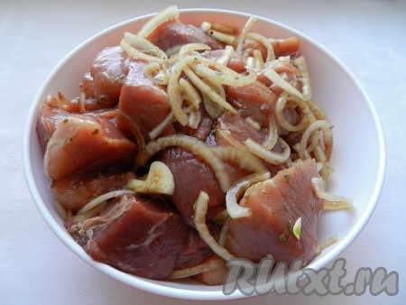 Влить соевый соус, добавить орегано, перемешать и оставить мариноваться на 2 часа или больше.
