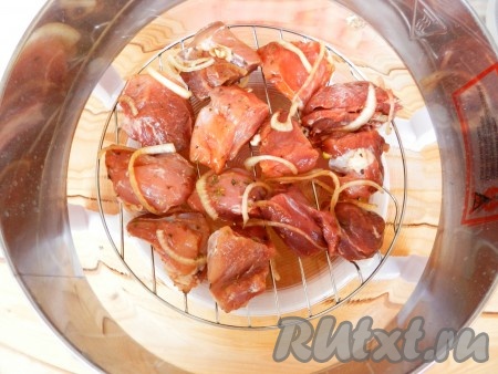 Кусочки мяса выложить на верхнюю решетку аэрогриля.