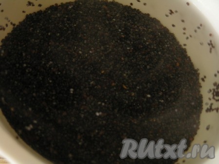 Приготовить маковый "бисквит". Залить мак кипятком, оставить на несколько минут.