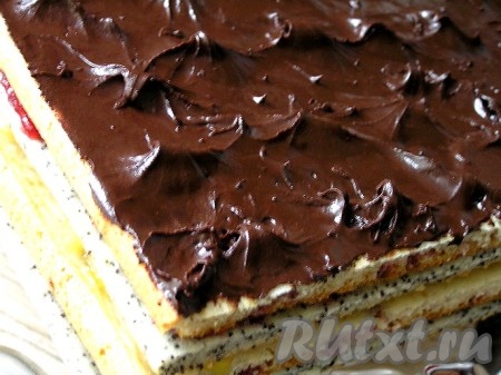 Шоколадную глазурь нанести сверху на клюквенный "бисквит". Можно сделать любой узор по желанию с помощью вилки или ложки (как у меня).