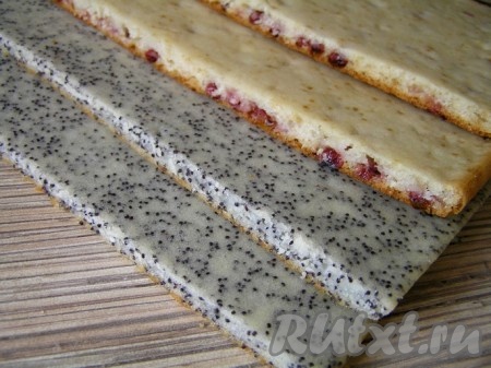 "Бисквиты" остудить и разрезать каждый на 2 части.