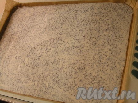 Выложить тесто на противень (у меня 27х36, можно и меньшего размера, тогда бисквит будет выше), застеленный бумагой для выпечки, разровнять. Выпекать в разогретой до 180-200 градусов духовке примерно 35-40 минут. Готовность проверить деревянной палочкой, она должна оставаться сухой.
