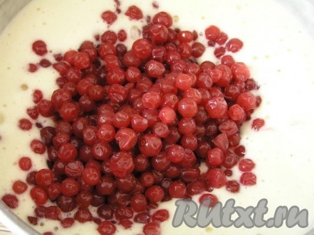 Пока печется маковый "бисквит", можно подготовить тесто для клюквенного "бисквита". Для этого подготовить ягоды: откинуть на дуршлаг, чтобы избавиться от лишней жидкости. Смешать пиво, растительное масло, сахар и ванилин.&nbsp;Помешивая добавить муку, смешанную с разрыхлителем и солью. Затем добавить клюкву и перемешать.