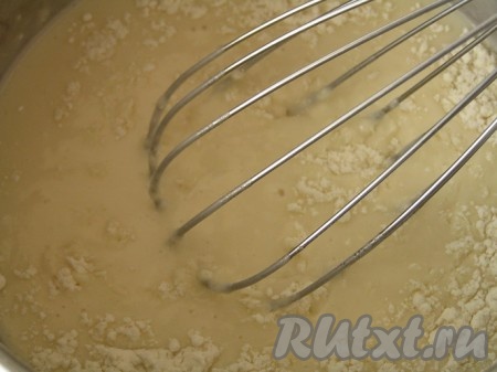 Смешать газированную воду, масло, сахар и ванилин. Помешивая добавить муку, смешанную с разрыхлителем и солью.