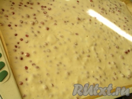 В ту же форму для выпечки выложить клюквенное тесто. Выпекать 35-40 минут при той же температуре.
