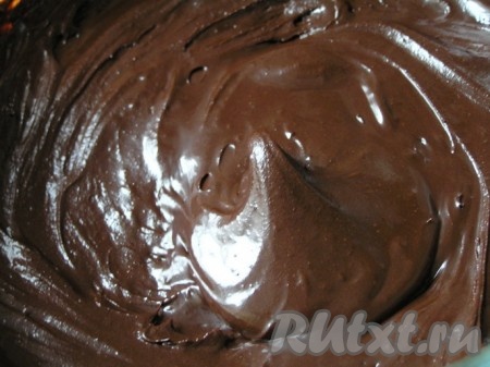 Постепенно влить воду и хорошенько перемешать до однородности.