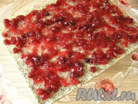 Сборка. На первый маковый "бисквит" нанести половину клюквенного соуса, разровнять.