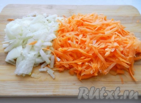 Лук мелко нарезать, морковь натереть на терке.