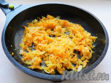 В сковороде разогреть растительное масло и обжарить лук и морковь.