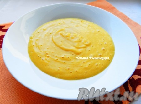 Пюрировать суп блендером.