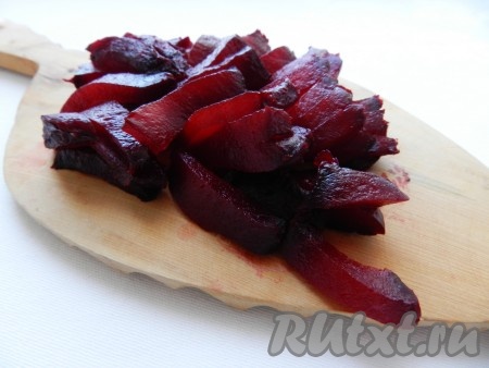 Нарезать свеклу соломкой.