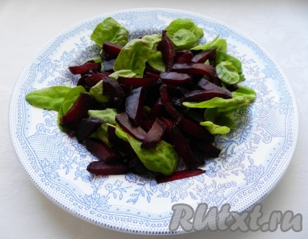 К шпинату добавить нарезанную свеклу.
