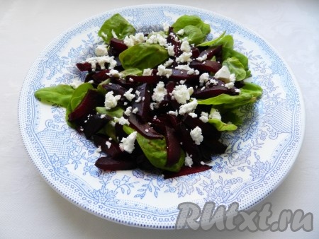 Сыр фета раскрошить и добавить в салат со свеклой и шпинатом. При желании можно добавить грецкие орехи, предварительно обжаренные на сухой сковороде.
