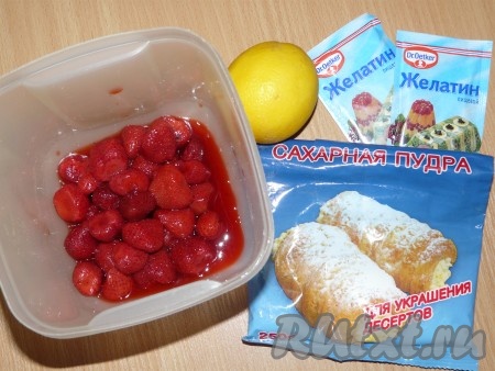 Клубнику слегка разморозить.