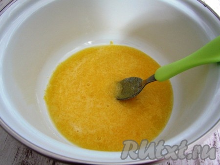 Желтки растереть с сахаром в глубокой миске.