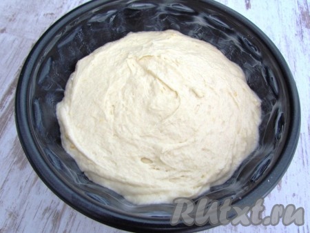 Форму для выпечки смазать сливочным маслом, выложить тесто, распределить по всей форме. Выпекать лимонный пирог 50-60 минут в разогретой духовке при температуре 180 градусов. Готовность проверить деревянной шпажкой (если после прокалывания пирога на шпажке не будет следов теста, значит сразу доставайте пирог из духовки).