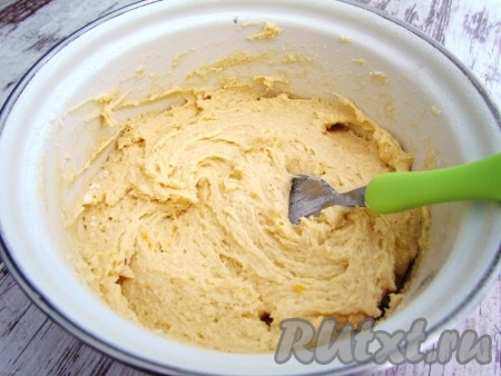 Соединить просеянную муку с яично-масляной массой, перемешать.