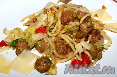 Аппетитные, сытные макароны с фрикадельками готовы. Можно подавать на стол.
