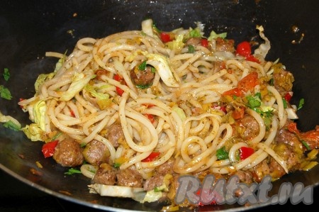 Перемешать, подержать на огне 3 минуты и можно выключать огонь. 