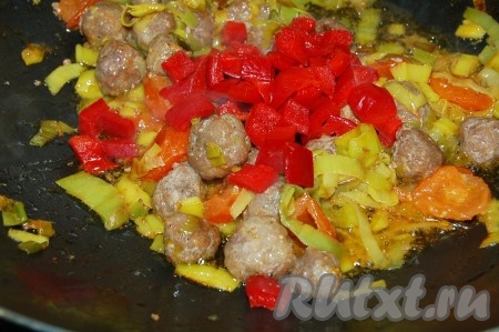 Обжаривать 10 минут. Затем добавить сладкий перец.