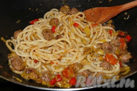 Макароны добавить в сковороду к фрикаделькам с овощами. Перемешать.
