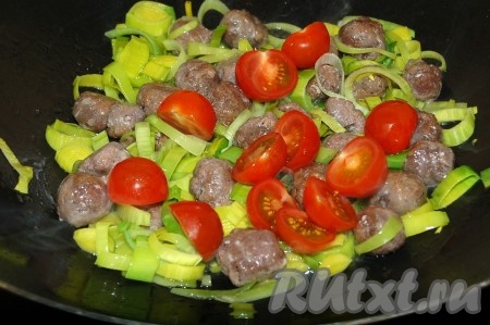 Помидоры добавить в сковороду к фрикаделькам с луком.