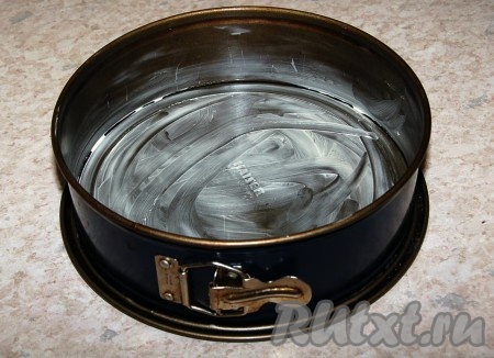 Форму для выпечки смазать сливочным маслом, чтобы готовый пирог лучше отделялся от стенок и от дна формы.