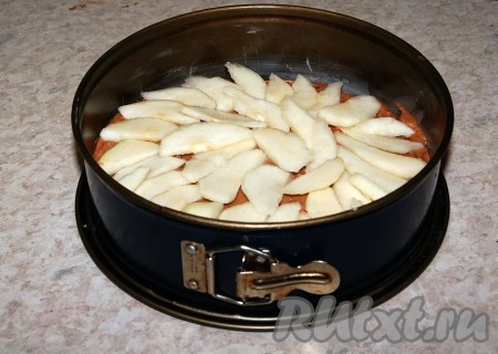 Дольки груш разместить поверх теста, можно немного утопить груши в тесто руками. Если груши не сладкие, то можно их присыпать сверху 1-2 чайными ложками сахара.