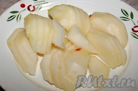 Груши очистить от кожуры, вырезать внутренности и разрезать на тонкие дольки.