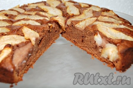 Нежный и вкусный шоколадно-грушевый пирог нарезать на кусочки и подать к чаю или кофе.