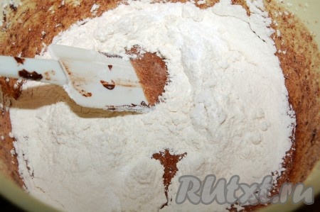 Всыпать какао и тщательно перемешать лопаткой (или столовой ложкой), чтобы не было комочков. Муку просеять. В смесь масла и яиц всыпать разрыхлитель, частями начать добавлять муку, перемешивая тесто лопаткой (или ложкой) до однородности, взбивать уже не нужно. Добавляя постепенно муку, следите за консистенцией замешиваемого теста.