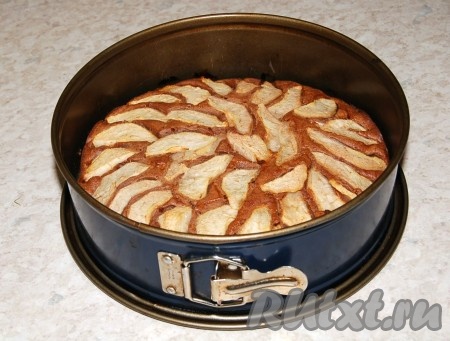 Форму отправить в заранее нагретую до 175 градусов духовку на 30-40 минут. Готовность шоколадно-грушевого пирога проверить деревянной лучиной (если после прокалывания лучина останется сухой, значит выпечка готова).