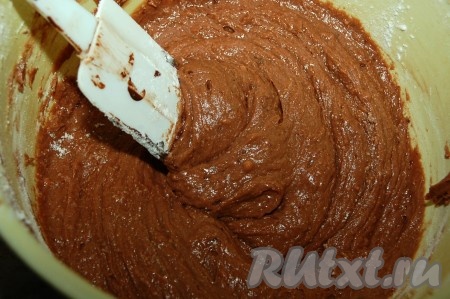 Шоколадное тесто для пирога должно напоминать густую сметану.