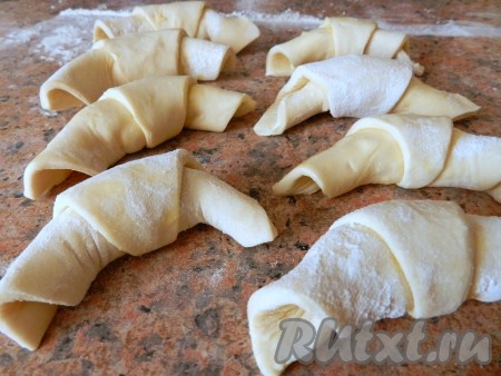 Чтобы тесто не разворачивалось при выпечке, смазать уголок яйцом.