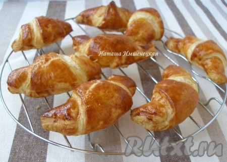 Готовые рогалики из слоеного теста переложить на решетку для остывания и поместить в аэрогриль вторую партию.
