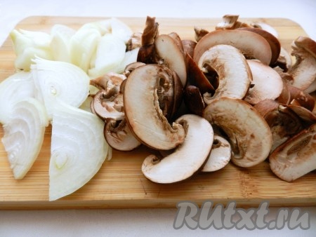 Полукольцами нарезать лук и грибы.