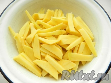 Картофель нарезать соломкой. Чтобы очищенный картофель не потемнел, пока будут жариться грибы, его следует залить холодной водой.