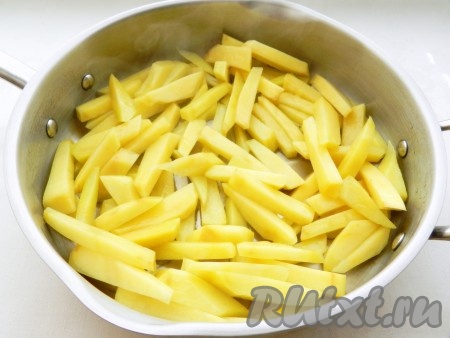 В другой сковороде разогреть масло. С картофеля слить всю воду, выложить картофель в сковороду и обжаривать на сильном огне, постоянно помешивая, чтобы картофель не подгорел и прожарился равномерно.